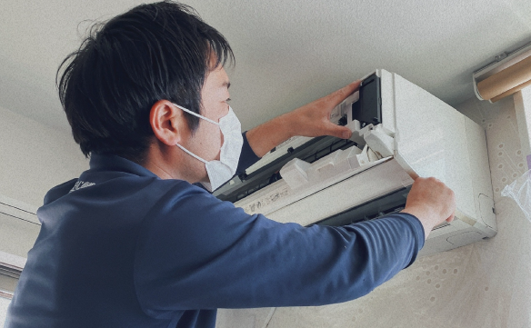 エアコン清掃 霧ヶ峰のエアコンお掃除】奥のカビ汚れを落とすにはドレンパンやファン