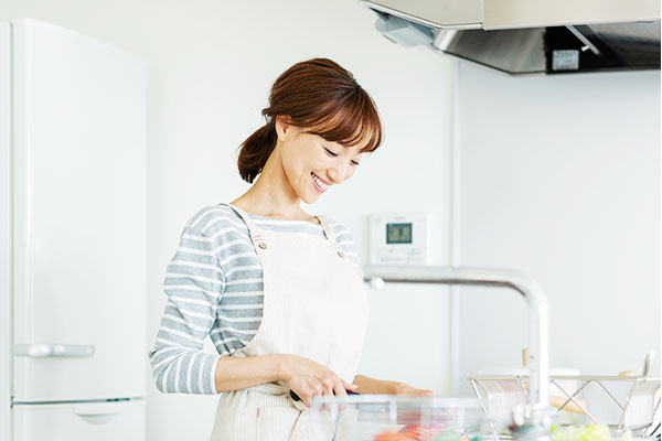 キッチンでお掃除する女性
