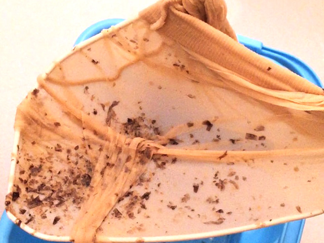 汚れが浮いてきた場合は、目の細かい網などですくって取り除いてください