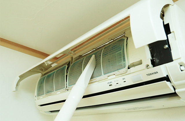 掃除機を使ってエアコンフィルター表面のホコリを吸い取ります