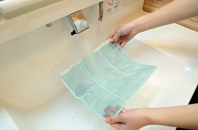 エアコンのフィルターを外して汚れを荒い流します