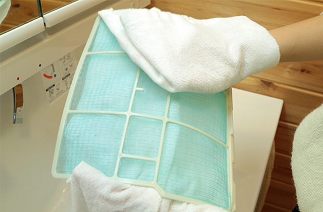 フィルターの水分を拭き取り、陰干しして乾かしてからエアコンに取り付けます