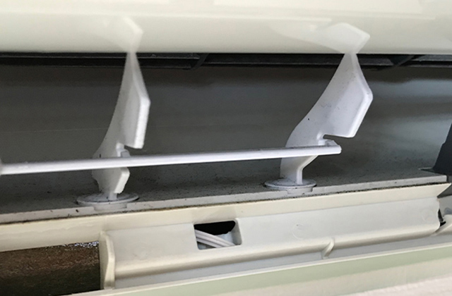 エアコンの吹き出し口についた黒い点々はカビ