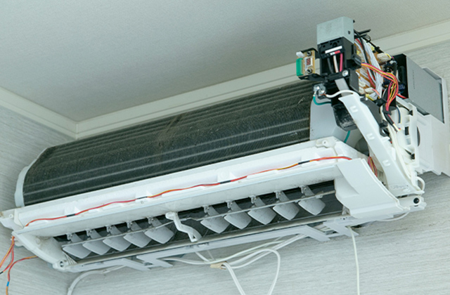 エアコンの内部はさまざまなセンサーや電装がある