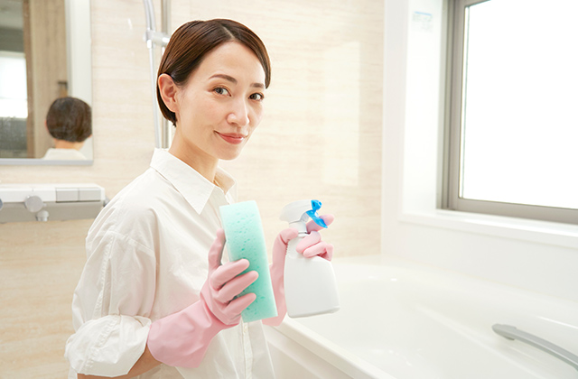 お風呂（浴室）の床の黒ずみをキレイに落とす掃除方法とは？
