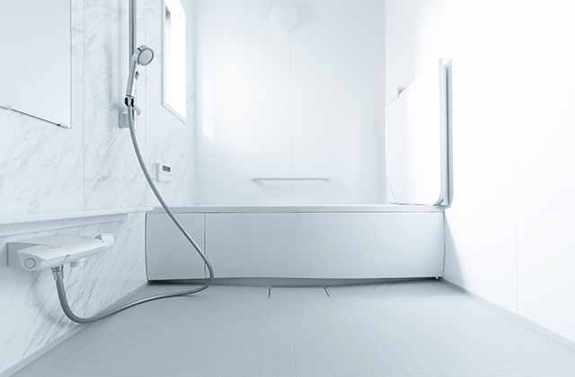 業者の浴室クリーニングでお風呂の床の黒ずみを解消！