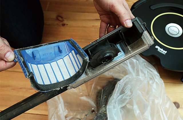 フィルターを引っ張り出してホコリを取ります