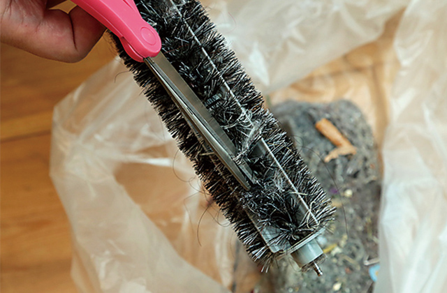 ルンバのブラシに絡まった髪の毛や糸はハサミで切る