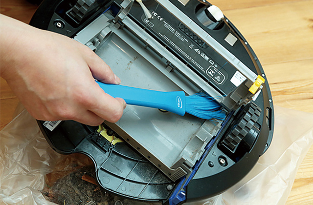 ルンバ本体に溜まったホコリをブラシで取り除く