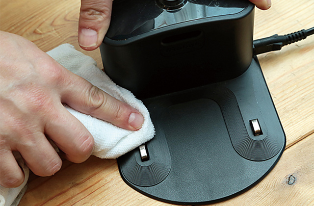 ルンバのホームベースの接続部分も拭く