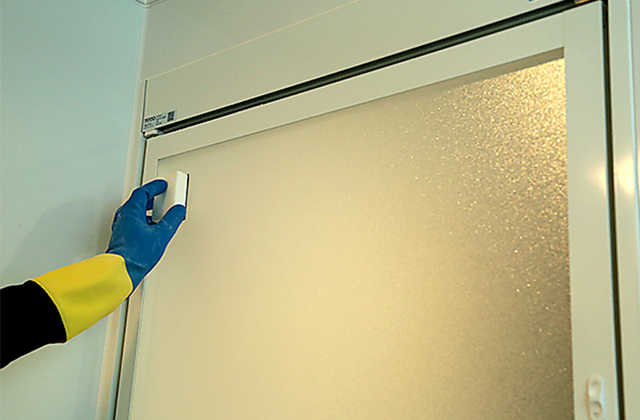 エンボス壁面・アクリル扉