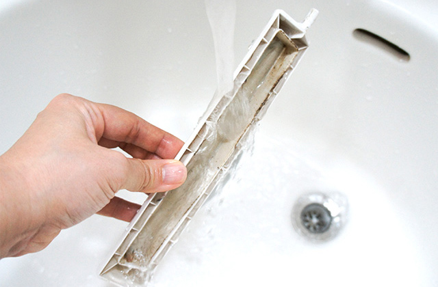 3. 水やぬるま湯でフィルターを洗う