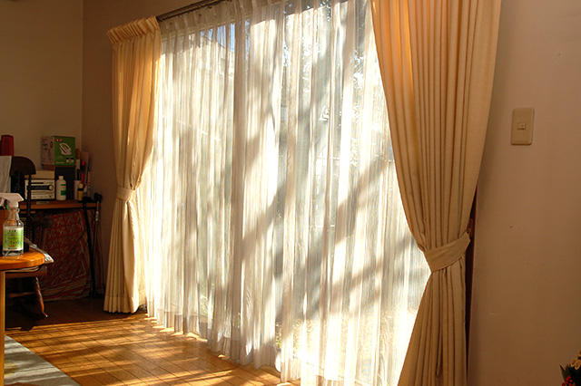窓とカーテン