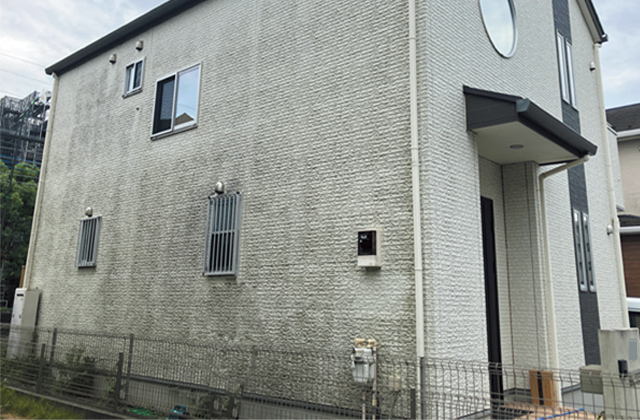外壁が汚れる原因とは?自分でできる洗浄方法と業者に依頼する際のポイント