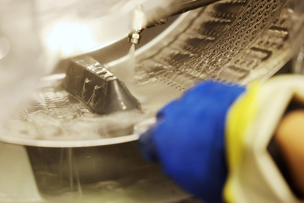 脱水槽や洗濯槽もファインバブルの高圧洗浄で、付着した汚れを効率的に落とします!