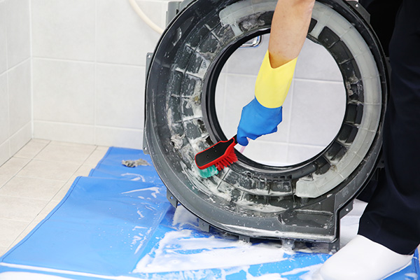 分解した部品も、ブラシや高圧洗浄ですみずみまでキレイに!